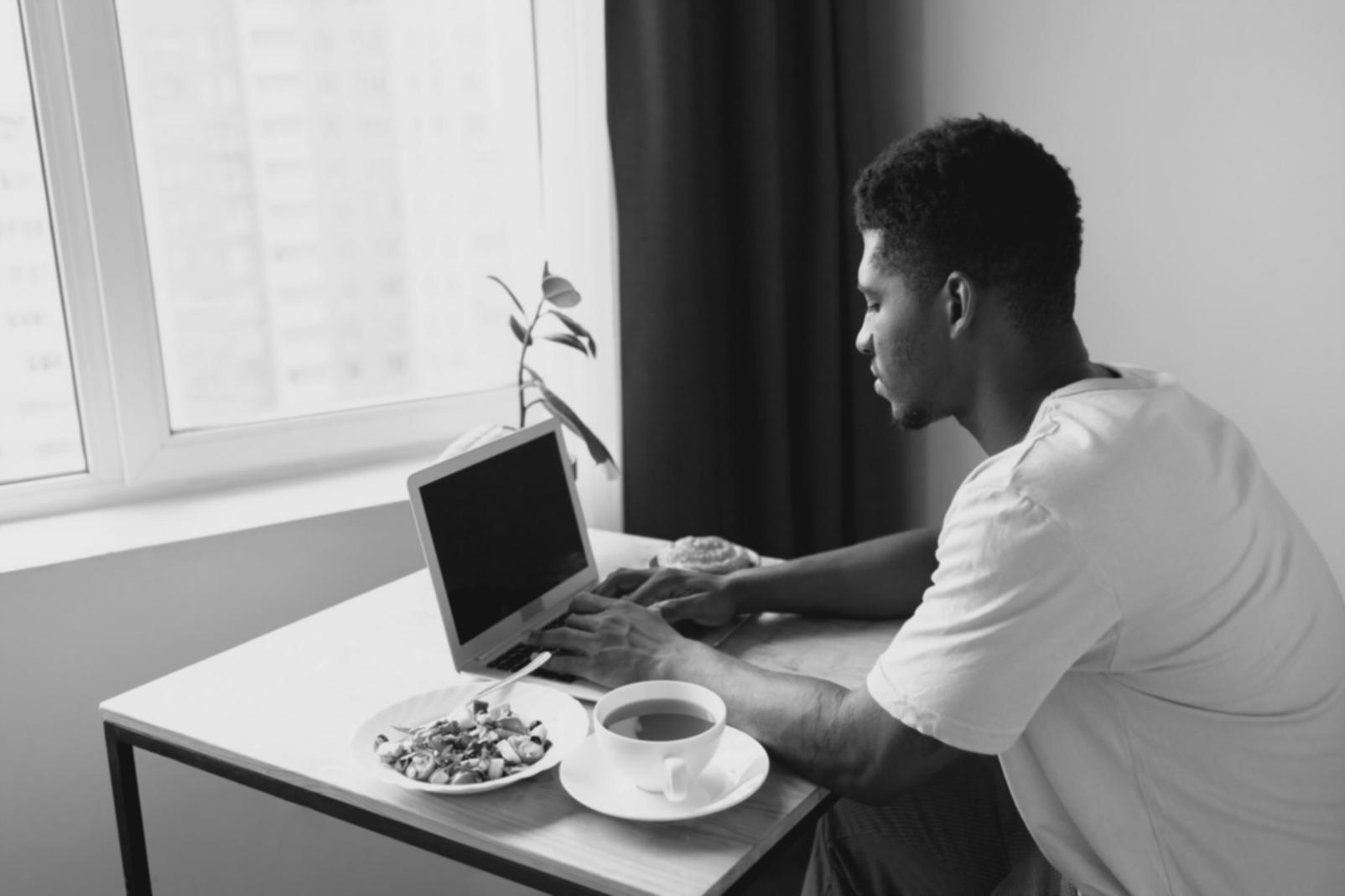 Teilnehmer arbeiten gemeinsam an Finanzanalysen am Computer